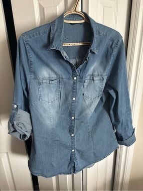 Simon Chang Light Wash Denim Button-Up Shirt. Form fitting with stretch. Size 14